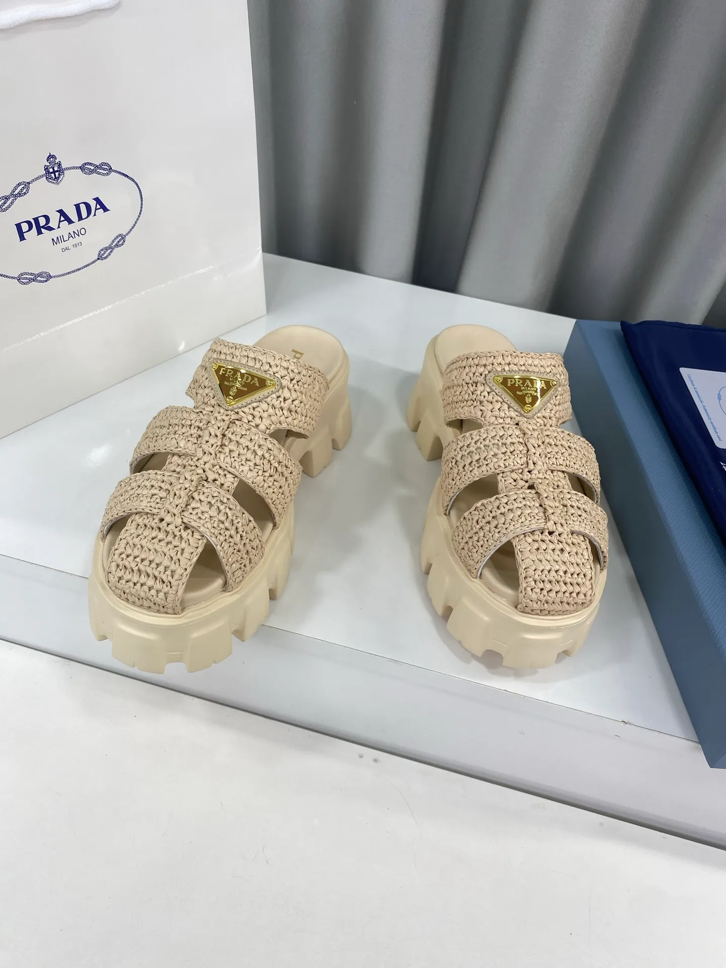 👟👟Ex-factory price 520👟👟 Prada's latest bamboo cage weaving thick-soled triangle buckle sandals☑️ Latest environmentally friendly PP material, fully hand-crocheted, just like knitting sweaters, slow work and meticulous work, retro fashionable thick-soled shoes, with woven uppers, making the whole pair of shoes light and comfortable, bright colors, satisfying various choices for fashionable people with different styles! The iconic metal triangle logo is paired with the shape of ancient beach sandals. Every design element is fashionable! Size: Women's 35-39 (34, 40, custom-made, non-returnable) Full set of counter original packaging